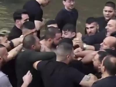 Βούτηξαν στη Φλώρινα, να πιάσουν τον σταυρό και πιάστηκαν στα χέρια 15 Βούτηξαν στη Φλώρινα, να πιάσουν τον σταυρό και πιάστηκαν στα χέρια